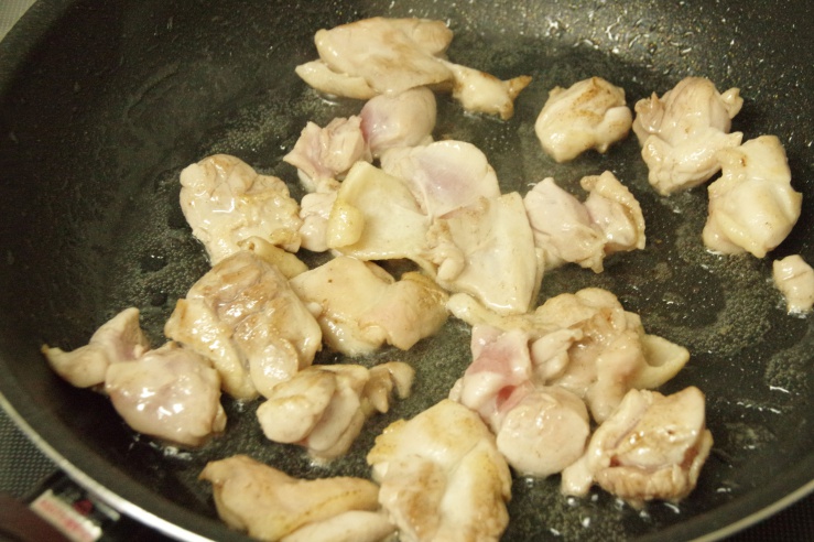 鶏肉のワイン煮：鶏もも肉を炒める