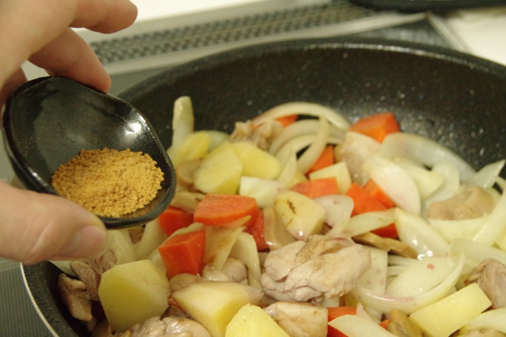 鶏肉のワイン煮：スープの素を入れる