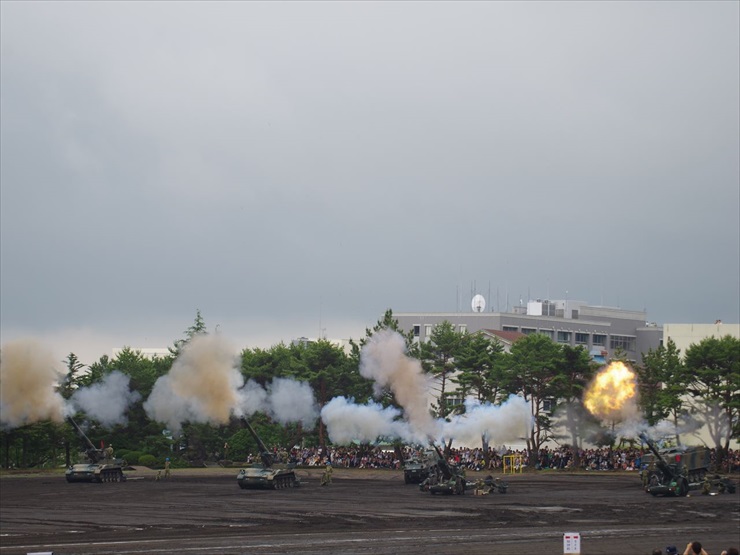155mm榴弾砲FH70｜多砲門空砲射撃