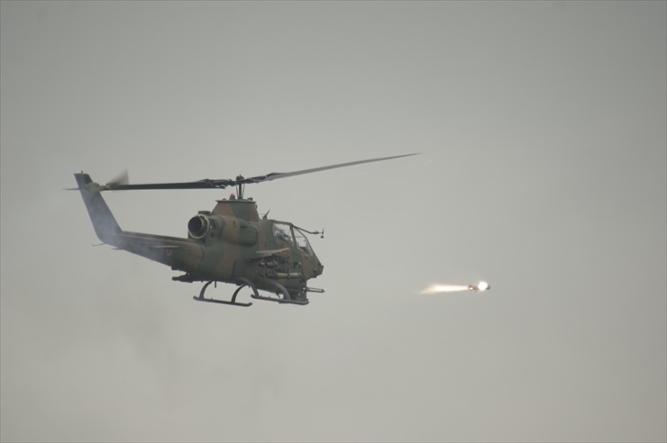 AH-1Sコブラ｜対戦車ミサイルTOW射撃