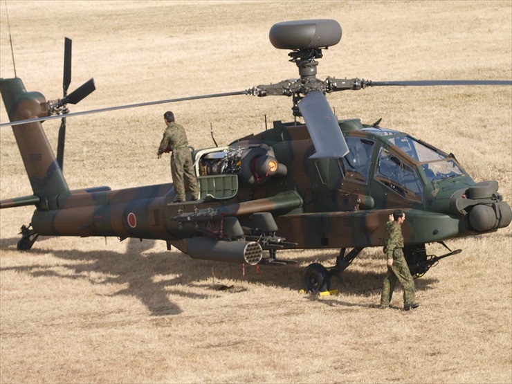 AH-64Dアパッチ｜エンジンハッチ開放