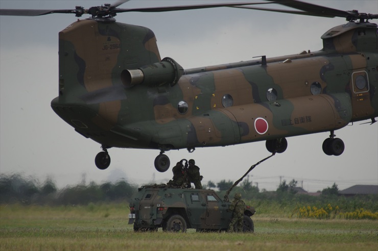 CH-47J｜軽装甲機動車の牽吊準備
