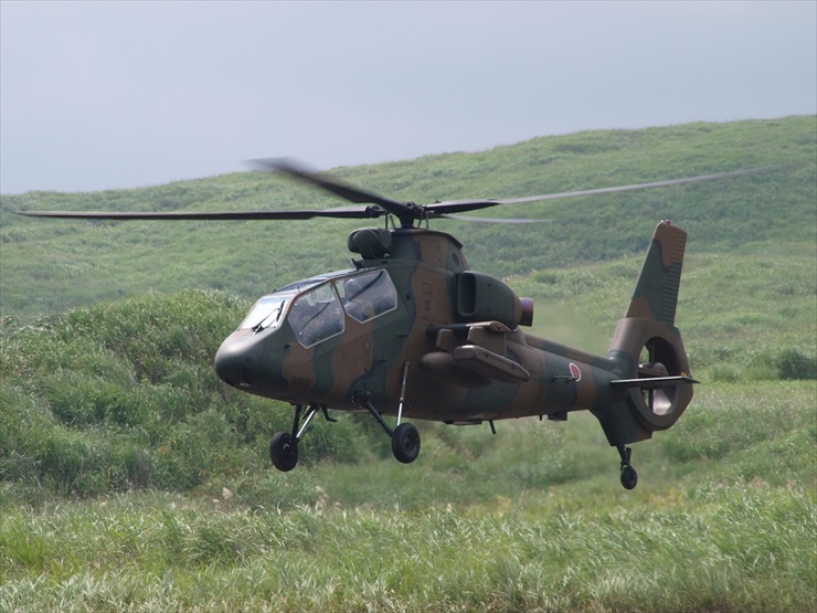 観測ヘリコプターOH-1｜低空ホバリング