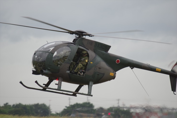 観測ヘリコプターOH-6D｜隊員搭乗