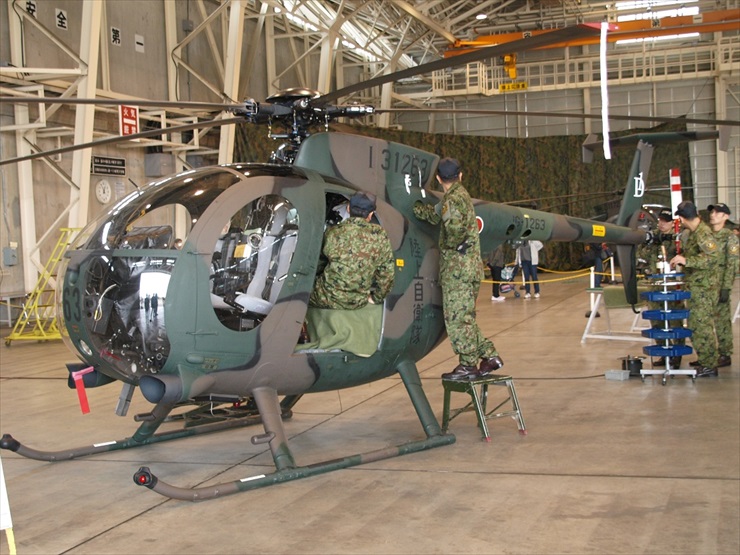 観測ヘリコプターOH-6D｜整備の様子