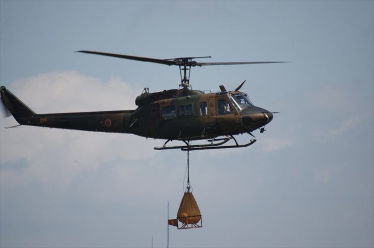 多用途ヘリコプター UH-1J｜バンビィバケット搭載