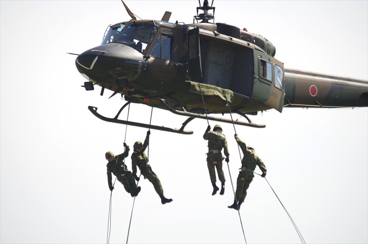多用途ヘリコプター UH-1J｜リペリング降下