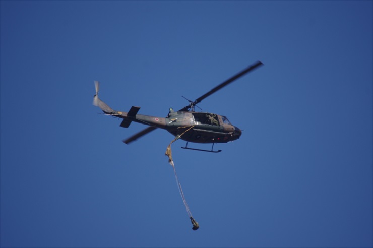 多用途ヘリコプター UH-1J｜空挺降下