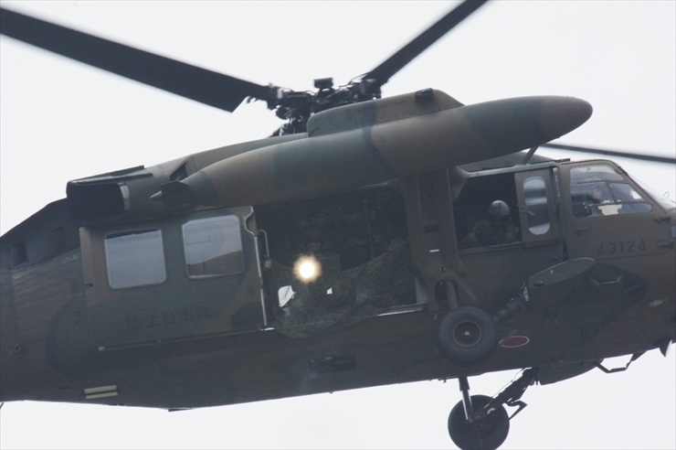 多用途ヘリコプターUH-60JA｜M2ドアガン射撃