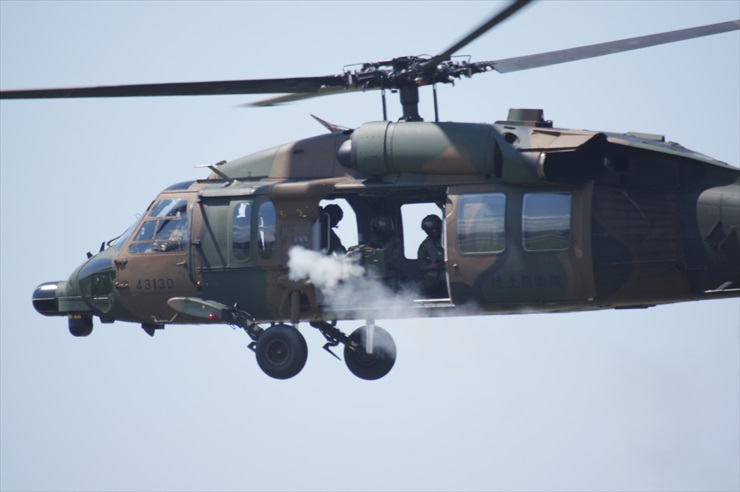 多用途ヘリコプターUH-60JA｜M2ドアガン射撃
