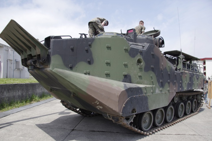 水陸両用車AAV7：米海兵隊車両