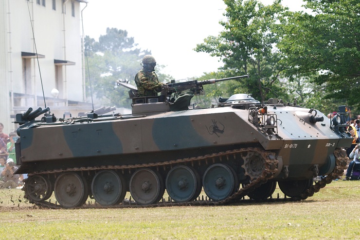 73式装甲車：走行時