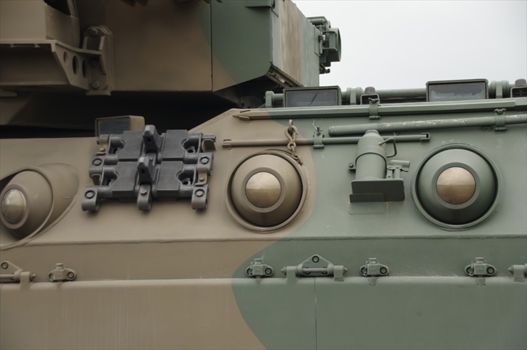 89式装甲戦闘車｜車体側面銃眼